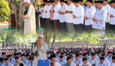 Suasana pelaksanaan Salat Istisqa di halaman MAN Lombok Barat, Jumat (9/10/2026). Dipimpin TGH Taufikurrahman, S.Pd.I., kegiatan ini diikuti siswa, guru, dan keluarga besar madrasah untuk memohon turunnya hujan sekaligus memperbanyak istigfar dan meningkatkan ketakwaan di tengah musim kemarau.(Foto: Istimewa)