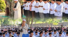 Suasana pelaksanaan Salat Istisqa di halaman MAN Lombok Barat, Jumat (9/10/2026). Dipimpin TGH Taufikurrahman, S.Pd.I., kegiatan ini diikuti siswa, guru, dan keluarga besar madrasah untuk memohon turunnya hujan sekaligus memperbanyak istigfar dan meningkatkan ketakwaan di tengah musim kemarau.(Foto: Istimewa)