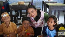 Senyum dan antusiasme siswa mewarnai kegiatan Traveling and Teaching di SDN 6 Samaguna, Lombok Utara. Melalui gerakan 1000 Guru Lombok, Srikandi PLN UP3 Selaparang turut berbagi inspirasi untuk mendorong anak-anak berani bermimpi dan meraih masa depan yang lebih baik.