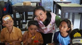 Senyum dan antusiasme siswa mewarnai kegiatan Traveling and Teaching di SDN 6 Samaguna, Lombok Utara. Melalui gerakan 1000 Guru Lombok, Srikandi PLN UP3 Selaparang turut berbagi inspirasi untuk mendorong anak-anak berani bermimpi dan meraih masa depan yang lebih baik.