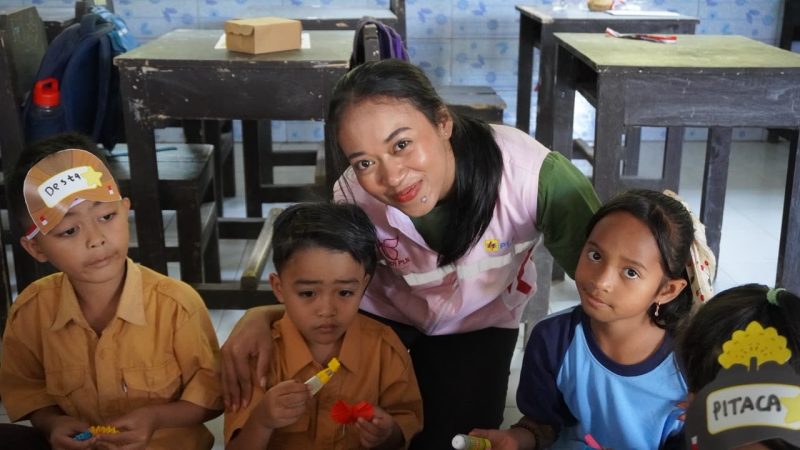 Senyum dan antusiasme siswa mewarnai kegiatan Traveling and Teaching di SDN 6 Samaguna, Lombok Utara. Melalui gerakan 1000 Guru Lombok, Srikandi PLN UP3 Selaparang turut berbagi inspirasi untuk mendorong anak-anak berani bermimpi dan meraih masa depan yang lebih baik.