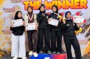 Lima siswi MAN Lombok Barat berfoto bersama di atas podium usai meraih tiga gelar juara pertama dan dua juara kedua pada National Open Karate Championship Bupati Cup V 2026 di GOR Tastura, Lombok Tengah.(Foto: Istimewa)