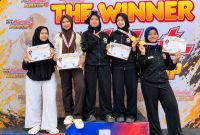 Lima siswi MAN Lombok Barat berfoto bersama di atas podium usai meraih tiga gelar juara pertama dan dua juara kedua pada National Open Karate Championship Bupati Cup V 2026 di GOR Tastura, Lombok Tengah.(Foto: Istimewa)