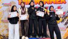 Lima siswi MAN Lombok Barat berfoto bersama di atas podium usai meraih tiga gelar juara pertama dan dua juara kedua pada National Open Karate Championship Bupati Cup V 2026 di GOR Tastura, Lombok Tengah.(Foto: Istimewa)
