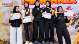 Lima siswi MAN Lombok Barat berfoto bersama di atas podium usai meraih tiga gelar juara pertama dan dua juara kedua pada National Open Karate Championship Bupati Cup V 2026 di GOR Tastura, Lombok Tengah.(Foto: Istimewa)