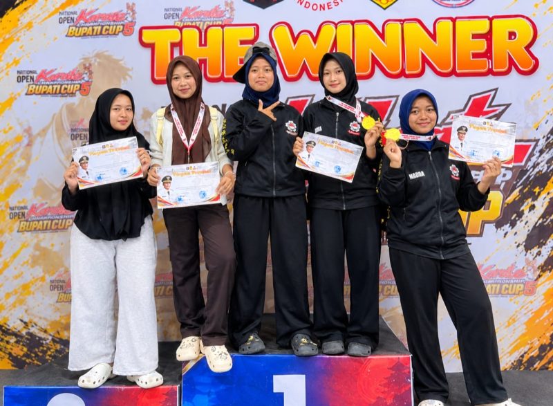 Lima siswi MAN Lombok Barat berfoto bersama di atas podium usai meraih tiga gelar juara pertama dan dua juara kedua pada National Open Karate Championship Bupati Cup V 2026 di GOR Tastura, Lombok Tengah.(Foto: Istimewa)