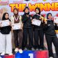 Lima siswi MAN Lombok Barat berfoto bersama di atas podium usai meraih tiga gelar juara pertama dan dua juara kedua pada National Open Karate Championship Bupati Cup V 2026 di GOR Tastura, Lombok Tengah.(Foto: Istimewa)