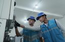 Petugas PLN melakukan pengecekan panel dan sistem kelistrikan untuk memastikan seluruh peralatan siap mendukung operasional MotoGP Mandalika 2026.