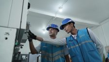 Petugas PLN melakukan pengecekan panel dan sistem kelistrikan untuk memastikan seluruh peralatan siap mendukung operasional MotoGP Mandalika 2026.