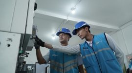 Petugas PLN melakukan pengecekan panel dan sistem kelistrikan untuk memastikan seluruh peralatan siap mendukung operasional MotoGP Mandalika 2026.