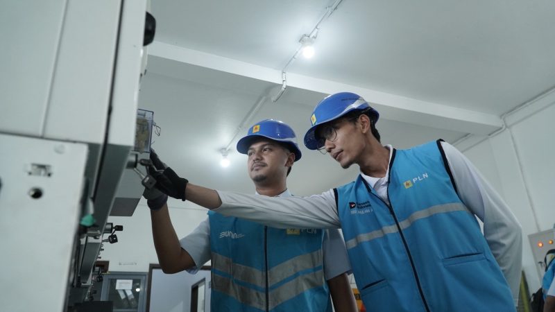 Petugas PLN melakukan pengecekan panel dan sistem kelistrikan untuk memastikan seluruh peralatan siap mendukung operasional MotoGP Mandalika 2026.
