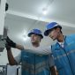 Petugas PLN melakukan pengecekan panel dan sistem kelistrikan untuk memastikan seluruh peralatan siap mendukung operasional MotoGP Mandalika 2026.