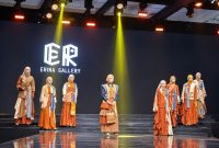 Koleksi Erina Galery bertajuk “Lombok Golden Heritage” tampil di panggung IN2MOTIONFEST x JMFW 2026 di Jakarta. Mengangkat kekayaan wastra Lombok dalam balutan modest fashion modern, koleksi ini membawa pesan tentang pelestarian budaya dan semangat kebangkitan masyarakat Desa Adat Sade.
