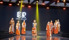 Koleksi Erina Galery bertajuk “Lombok Golden Heritage” tampil di panggung IN2MOTIONFEST x JMFW 2026 di Jakarta. Mengangkat kekayaan wastra Lombok dalam balutan modest fashion modern, koleksi ini membawa pesan tentang pelestarian budaya dan semangat kebangkitan masyarakat Desa Adat Sade.
