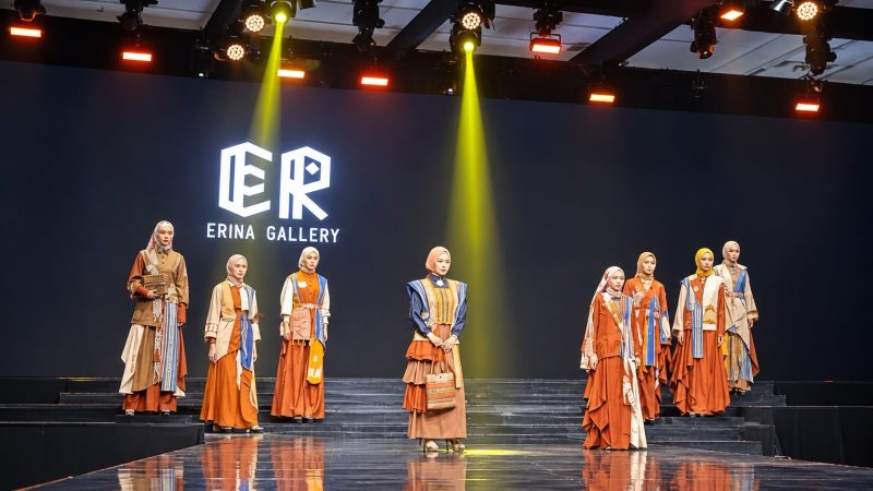 Koleksi Erina Galery bertajuk “Lombok Golden Heritage” tampil di panggung IN2MOTIONFEST x JMFW 2026 di Jakarta. Mengangkat kekayaan wastra Lombok dalam balutan modest fashion modern, koleksi ini membawa pesan tentang pelestarian budaya dan semangat kebangkitan masyarakat Desa Adat Sade.