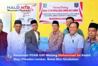 Bakal calon Kepala Desa Lembar, Muhammad Sai (ketiga dari kiri), menyerahkan berkas pendaftaran kepada Panitia Pilkades Desa Lembar, Kamis (1/10/2026).(Foto: Halo NTB)