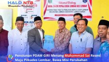 Bakal calon Kepala Desa Lembar, Muhammad Sai (ketiga dari kiri), menyerahkan berkas pendaftaran kepada Panitia Pilkades Desa Lembar, Kamis (1/10/2026).(Foto: Halo NTB)