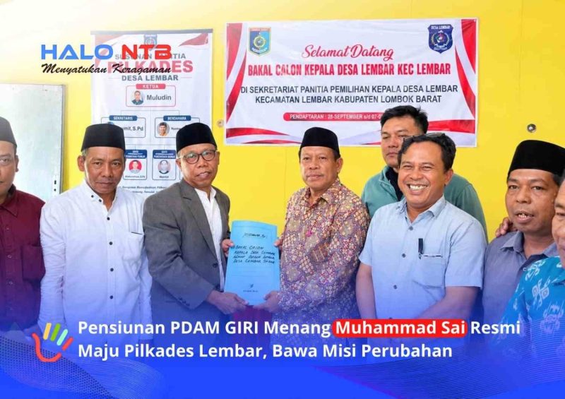 Bakal calon Kepala Desa Lembar, Muhammad Sai (ketiga dari kiri), menyerahkan berkas pendaftaran kepada Panitia Pilkades Desa Lembar, Kamis (1/10/2026).(Foto: Halo NTB)
