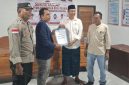 Bakal calon kepala desa Sekotong Barat, Gufran (kedua dari kiri, berjas biru), menyerahkan berkas pendaftaran kepada panitia Pilkades di sekretariat, Rabu (7/10/2026) malam.(Foto: Istimewa)