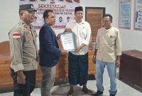 Bakal calon kepala desa Sekotong Barat, Gufran (kedua dari kiri, berjas biru), menyerahkan berkas pendaftaran kepada panitia Pilkades di sekretariat, Rabu (7/10/2026) malam.(Foto: Istimewa)