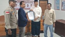 Bakal calon kepala desa Sekotong Barat, Gufran (kedua dari kiri, berjas biru), menyerahkan berkas pendaftaran kepada panitia Pilkades di sekretariat, Rabu (7/10/2026) malam.(Foto: Istimewa)