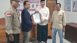 Bakal calon kepala desa Sekotong Barat, Gufran (kedua dari kiri, berjas biru), menyerahkan berkas pendaftaran kepada panitia Pilkades di sekretariat, Rabu (7/10/2026) malam.(Foto: Istimewa)