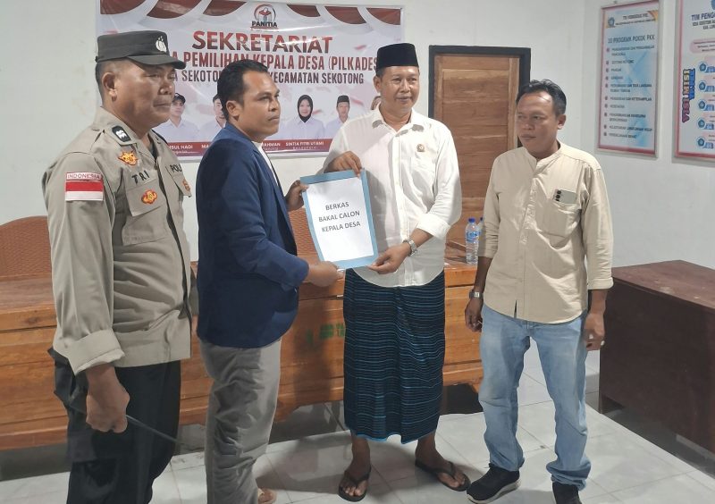 Bakal calon kepala desa Sekotong Barat, Gufran (kedua dari kiri, berjas biru), menyerahkan berkas pendaftaran kepada panitia Pilkades di sekretariat, Rabu (7/10/2026) malam.(Foto: Istimewa)
