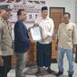 Bakal calon kepala desa Sekotong Barat, Gufran (kedua dari kiri, berjas biru), menyerahkan berkas pendaftaran kepada panitia Pilkades di sekretariat, Rabu (7/10/2026) malam.(Foto: Istimewa)