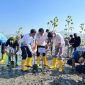 PLN ikut bergerak: Sejumlah pegawai PLN UP3 Bima bersama peserta lainnya turun langsung menanam bibit mangrove sebagai bagian dari dukungan terhadap Gerakan Indonesia ASRI dan Kota Bima BISA.