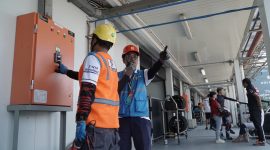 Personel PLN UIW NTB bersama petugas teknis melakukan pengecekan panel kelistrikan di area sirkuit sebagai bagian dari upaya memastikan kesiapan infrastruktur listrik selama penyelenggaraan MotoGP Mandalika 2026.