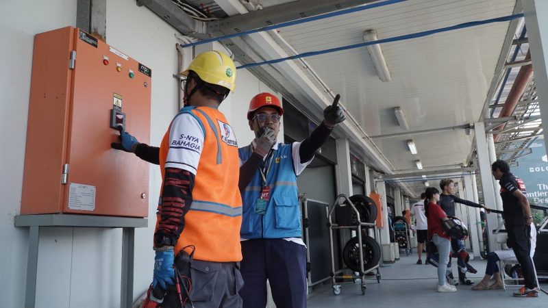Personel PLN UIW NTB bersama petugas teknis melakukan pengecekan panel kelistrikan di area sirkuit sebagai bagian dari upaya memastikan kesiapan infrastruktur listrik selama penyelenggaraan MotoGP Mandalika 2026.