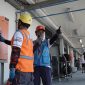 Personel PLN UIW NTB bersama petugas teknis melakukan pengecekan panel kelistrikan di area sirkuit sebagai bagian dari upaya memastikan kesiapan infrastruktur listrik selama penyelenggaraan MotoGP Mandalika 2026.