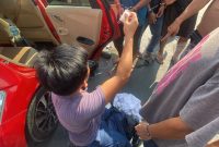 Proses penggeledahan kendaraan dan tas milik dua terduga pengedar sabu dilakukan petugas di hadapan warga setempat yang menjadi saksi. Dari penangkapan ini, polisi mengamankan sabu dengan berat bruto 72,42 gram.(Foto: Ist)