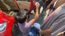 Proses penggeledahan kendaraan dan tas milik dua terduga pengedar sabu dilakukan petugas di hadapan warga setempat yang menjadi saksi. Dari penangkapan ini, polisi mengamankan sabu dengan berat bruto 72,42 gram.(Foto: Ist)