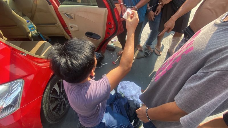 Proses penggeledahan kendaraan dan tas milik dua terduga pengedar sabu dilakukan petugas di hadapan warga setempat yang menjadi saksi. Dari penangkapan ini, polisi mengamankan sabu dengan berat bruto 72,42 gram.(Foto: Ist)