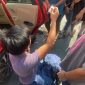 Proses penggeledahan kendaraan dan tas milik dua terduga pengedar sabu dilakukan petugas di hadapan warga setempat yang menjadi saksi. Dari penangkapan ini, polisi mengamankan sabu dengan berat bruto 72,42 gram.(Foto: Ist)