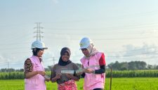 Edukasi keselamatan listrik oleh Srikandi PLN menyasar masyarakat untuk meningkatkan kesadaran menjaga jarak aman dari jaringan transmisi.