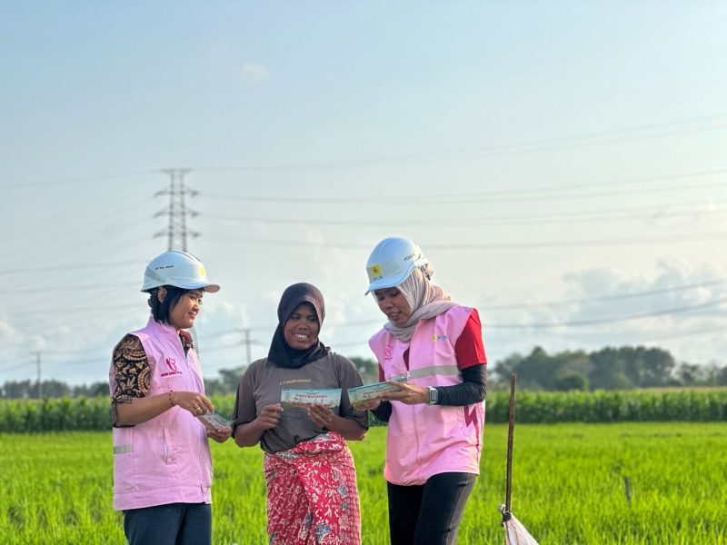 Edukasi keselamatan listrik oleh Srikandi PLN menyasar masyarakat untuk meningkatkan kesadaran menjaga jarak aman dari jaringan transmisi.