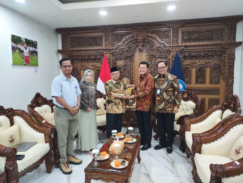 Bank NTB Syariah memperkuat koordinasi dengan Kemendikdasmen RI guna meningkatkan kualitas layanan keuangan bagi guru dan tenaga kependidikan, termasuk pengelolaan rekening gaji dan tunjangan sertifikasi bagi 54.395 guru di Provinsi NTB.