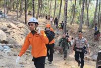 Tim SAR gabungan bersama TNI dan Polri saat melakukan evakuasi jenazah di Bukit Lendang Luar, Desa Malaka, Pemenang, Lombok Utara, Selasa (13/10/2026).(Foto: Ist)