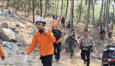 Tim SAR gabungan bersama TNI dan Polri saat melakukan evakuasi jenazah di Bukit Lendang Luar, Desa Malaka, Pemenang, Lombok Utara, Selasa (13/10/2026).(Foto: Ist)