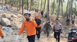 Tim SAR gabungan bersama TNI dan Polri saat melakukan evakuasi jenazah di Bukit Lendang Luar, Desa Malaka, Pemenang, Lombok Utara, Selasa (13/10/2026).(Foto: Ist)