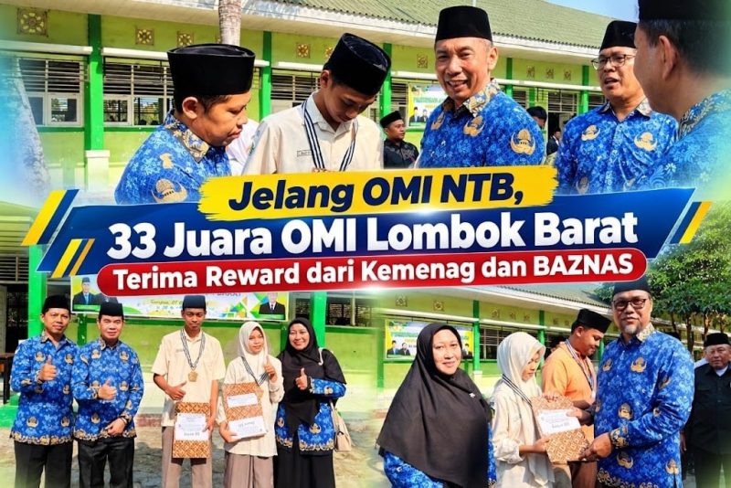 Kepala Kemenag Lombok Barat bersama Kasubbag TU dan Kepala MAN Lombok Barat memberikan reward kepada siswa peraih juara OMI tingkat Kabupaten Lombok Barat, menjelang pelaksanaan OMI NTB.(Foto: Istimewa)