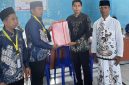 Shofiul Abidin Abror, S.H. (kedua dari kanan) menyerahkan berkas pendaftaran sebagai bakal calon Kepala Desa Bagik Payung kepada panitia pemilihan kepala desa.(Foto: Istimewa)