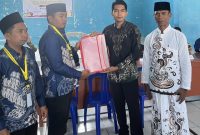 Shofiul Abidin Abror, S.H. (kedua dari kanan) menyerahkan berkas pendaftaran sebagai bakal calon Kepala Desa Bagik Payung kepada panitia pemilihan kepala desa.(Foto: Istimewa)