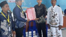Shofiul Abidin Abror, S.H. (kedua dari kanan) menyerahkan berkas pendaftaran sebagai bakal calon Kepala Desa Bagik Payung kepada panitia pemilihan kepala desa.(Foto: Istimewa)