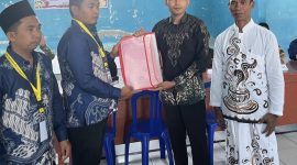Shofiul Abidin Abror, S.H. (kedua dari kanan) menyerahkan berkas pendaftaran sebagai bakal calon Kepala Desa Bagik Payung kepada panitia pemilihan kepala desa.(Foto: Istimewa)