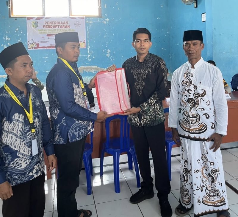 Shofiul Abidin Abror, S.H. (kedua dari kanan) menyerahkan berkas pendaftaran sebagai bakal calon Kepala Desa Bagik Payung kepada panitia pemilihan kepala desa.(Foto: Istimewa)