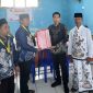 Shofiul Abidin Abror, S.H. (kedua dari kanan) menyerahkan berkas pendaftaran sebagai bakal calon Kepala Desa Bagik Payung kepada panitia pemilihan kepala desa.(Foto: Istimewa)